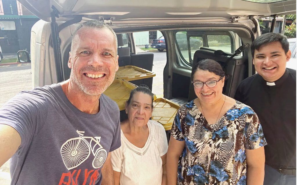 Maryknoll Lay Missioner Bob Cunningham, Marta Elena Arévalo Barraza, Rubia del Carmen Benítez Brioso and Mercedarian Father Jonathan Vásquez load the van for a trip to Tonacatepeque. (