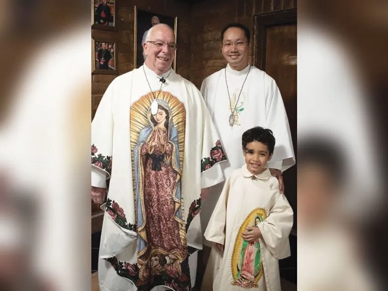 El Padre Maryknoll Raymond Finch, el diácono Matthew Sim y un niño guadalupano participan de la festividad de Nuestra Señora de Guadalupe