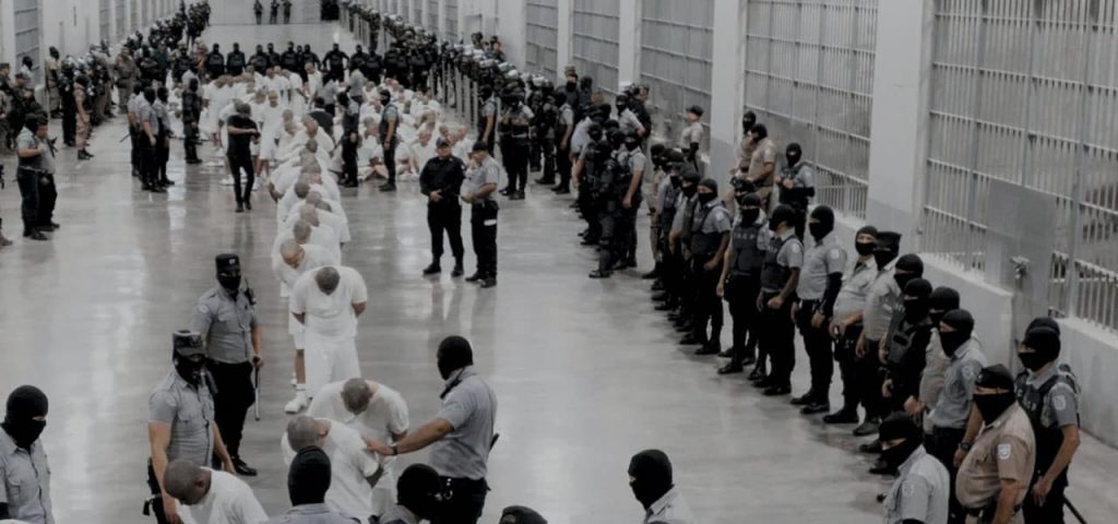Guardias y prisioneros en el Centro de Confinamiento del Terrorismo (CECOT) en El Salvador, inaugurado en 2023 por el presidente salvadoreño Nayib Bukele. (Presidential Press Secretary via X/El Salvador)