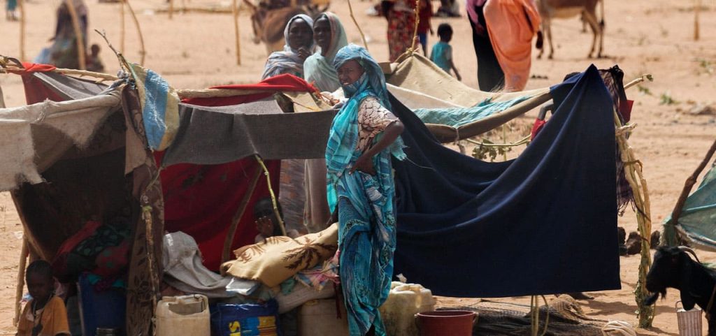 Una mujer se detiene ante su tienda de campaña en el campamento de Zamzan en el norte de Darfur en el 2014. (Albert González Farran/UNAMID/Sudán)