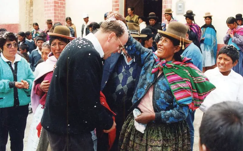 Durante su formación en el extranjero, el seminarista Everson participó en costumbres culturales, como esta alegre lluvia de confeti durante una celebración de Primera Comunión. (Robert Milazzo/Perú)