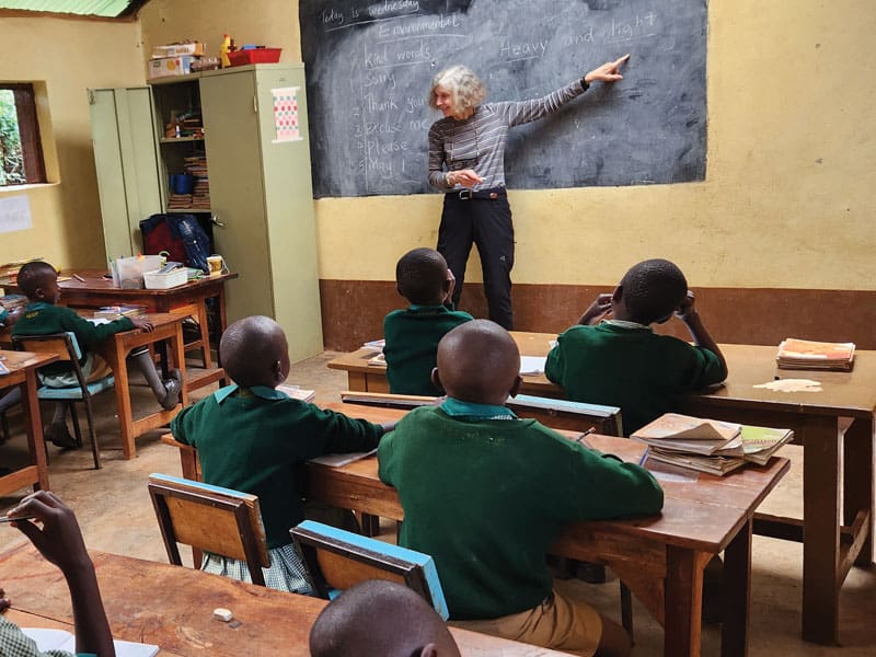 La misionera Glaser enseña en el Centro de Rehabilitación St. John Bosco en Kitale, Kenia, que ofrece educación de refuerzo y un entorno acogedor para niños en riesgo de vivir en la calle. (Teresa Glaser, MKLM/Kenia)