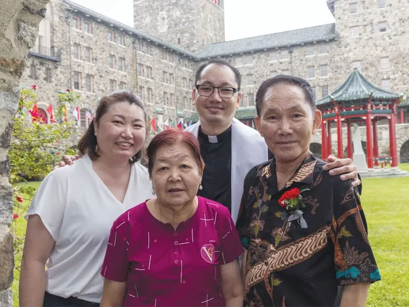En el cuadrángulo de Nuestra Señora de Maryknoll, el Padre Sim comparte un momento de alegría con sus padres y su hermana, quienes viajaron desde Singapur para asistir a la ceremonia. (Octavio Durán, OFM/EE. UU.)