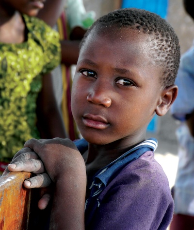 Un niño de una de las aldeas cerca de Ndoleleji , Shinyanga, mira a la cámara. (Sean Sprague/Tanzania)
