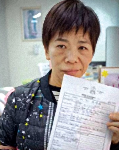 A-Mui, quien escogió Fátima como su nombre bautismal, sostiene un papel. (Cortesía de Arlene Trant/Macao)