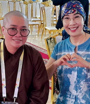 La misionera laica Hang Tran sonríe para una foto junto a la la venerable Thích Tịnh Nguyệt en un encuentro interreligioso en Phnom Penh. (Cortesía de Hang Tran/Camboya)