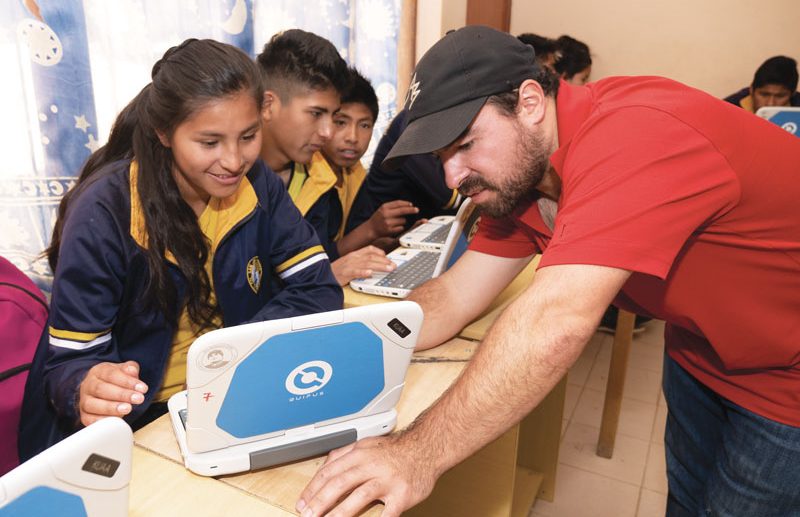 El misionero laico Maryknoll Juan Gómez enseña computación en el colegio San Juan Bosco en Bolivia. (Nile Sprague/Bolivia)