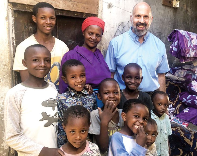 El misionero laico Maryknoll Rich Tarro ayuda a huérfanos del sida en Kenia. (Cortesía de MKLM/Kenia)