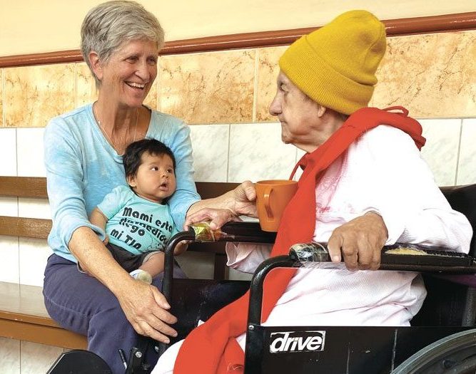 Izq.: La misionera laica Louise Locke ministra a jóvenes y ancianos en Cochabamba, Bolivia, donde sirve desde el 2021. Recientemente, ella extendió su compromiso con los misioneros Maryknoll. (Cortesía de MKLM/Bolivia)
