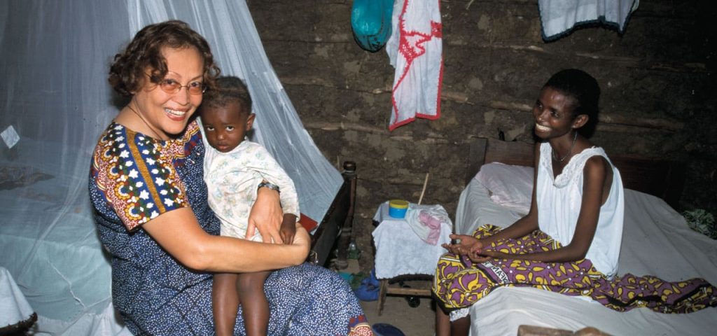 La misionera laica Maryknoll Coralis Salvador trabajó en un proyecto contra el sida, durante sus 19 años de misión en Mombasa, Kenia. Actualmente sirve a migrantes en El Paso, Texas. (Sean Sprague/Kenia)