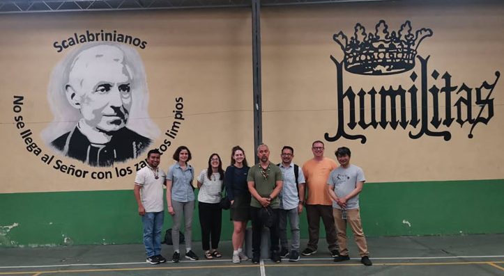 Imagen destacada: El diácono Leonel Yoque (tercero de la dcha.) dirigió un viaje de Inmersión Misionera Maryknoll a Guatemala, donde él y participantes visitaron Casa del Migrante en Ciudad de Guatemala. (Cortesía Leonel Yoque/Guatemala)