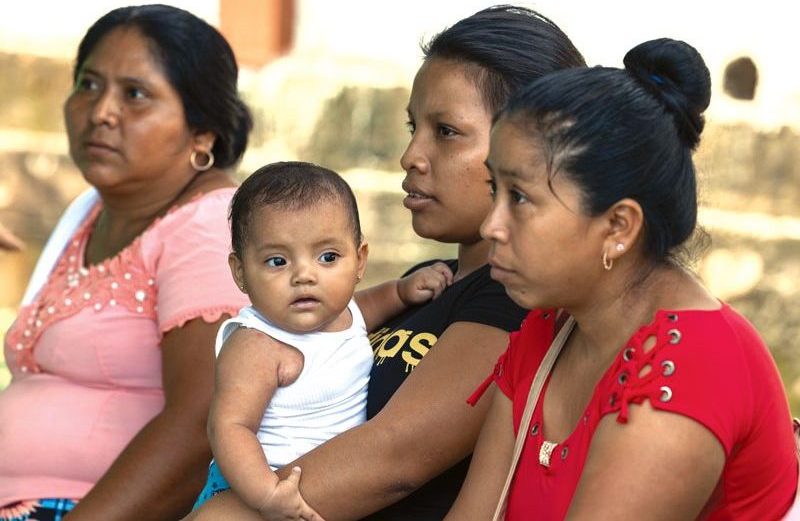 Pacientes esperan su consulta médica con la Hermana Daoust afuera de la clínica rural en Nicá. Un promotor de salud lleva un registro de los pacientes y las medicinas. (Octavio Durán, OFM/Guatemala)