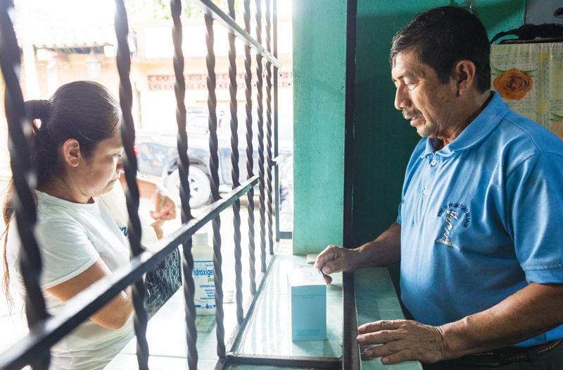 El promotor de salud Carlos Romeo Orozco trabaja en el dispensario en Catarina donde se ofrecen medicamentos a precios asequibles para la comunidad. (Octavio Durán, OFM/Guatemala)