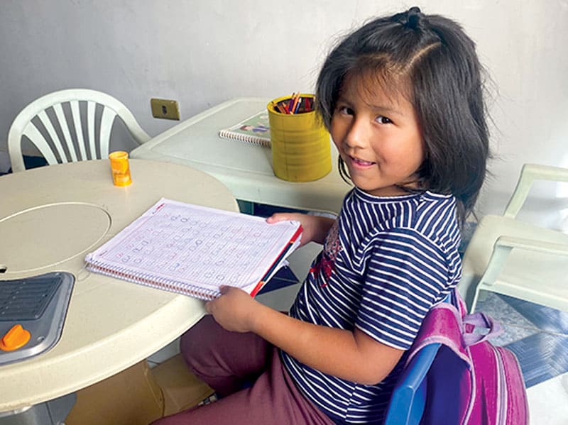 La sonrisa radiante y el corazón abierto de Jenifer le mostraron a la misionera laica Maryknoll Louise Locke que el amor no tiene límites, y el llamado de Dios tampoco. (Cortesía de Louise Locke, MLMK/Bolivia)