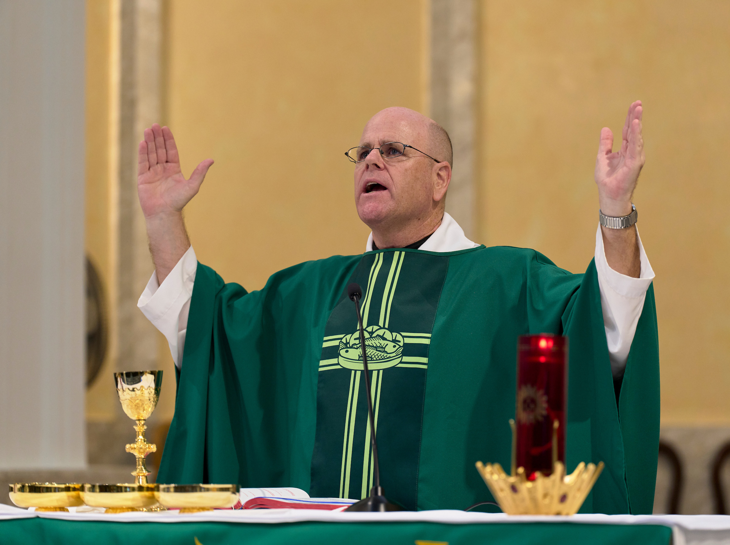 Maryknoll Father Joseph M. Everson, III celebrates Mass at St. Margaret’s Catholic Church, where he is assistant parish priest. (Paul Jeffrey/Hong Kong)