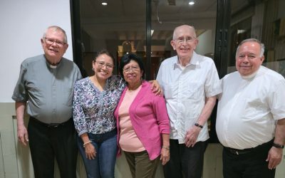 Sofía Cruz and Clelia Estrada gather with Maryknoll Fathers John Northrop (far left) and John Spain and with pastor of Cristo Salvador parish, Father Joaquín Álvarez (far right), in the Zacamil neighborhood of Mejicanos, in metropolitan San Salvador.