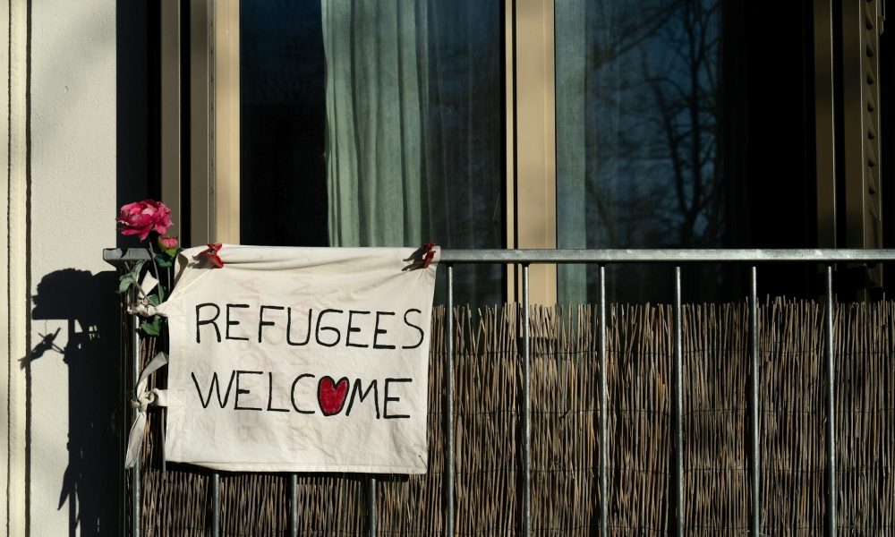 A sign bears the words “Refugees Welcome.” (Ricardo Gomez/Unsplash)