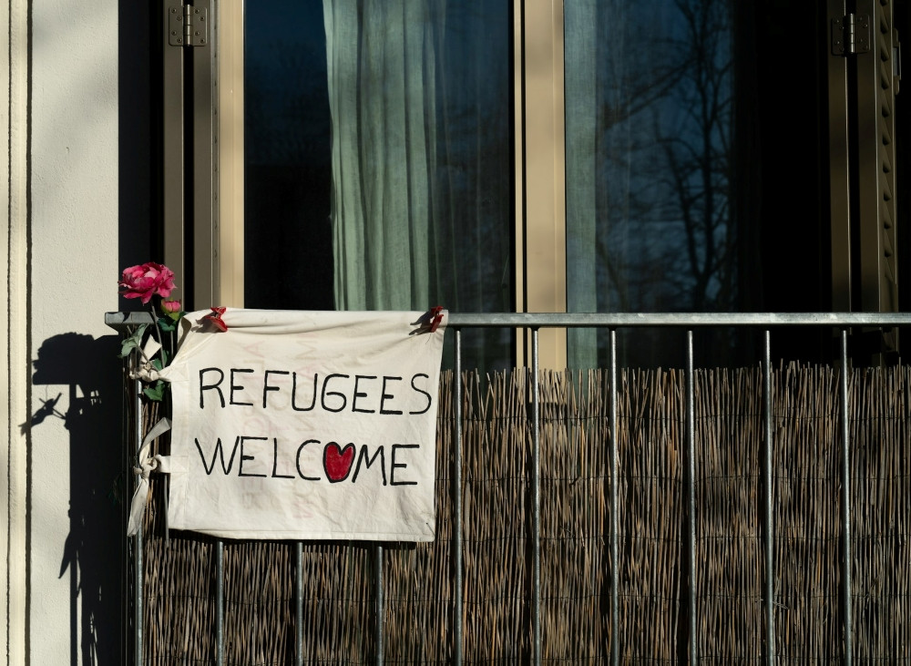 A sign bears the words “Refugees Welcome.” (Ricardo Gomez/Unsplash)
