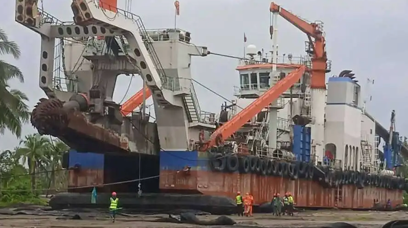 An image of the giant dredging machine makes its way to the town of MacArthur in Leyte Province of the central Philippines. (Courtesy of Jesus Cabias Jr./Philippines)