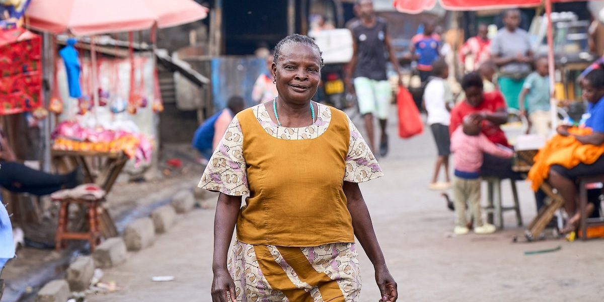 Florence Mwikani walks in the Mathare slum in Nairobi, where she serves as a community healthcare worker for AIDS patients. (Paul Jeffrey/Kenya)
