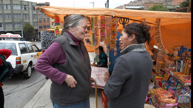 Maryknoll Sister Nancy Connor converses with a street vendor in El Alto, Bolivia. The missioner served for four decades in Bolivia, a country with a mostly Indigenous population. (Sean Sprague/Bolivia)