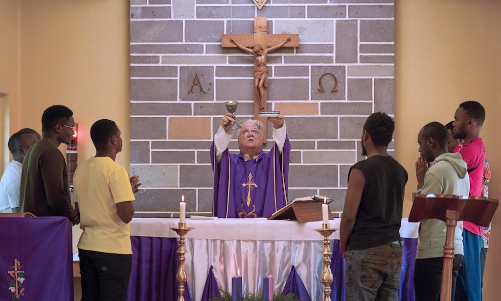 Maryknoll Father John Waldep, the house director, celebrates the liturgy at the Nairobi House. Ordained in 1990, Father Waldrep has served in Africa for most of his priestly ministry. (Paul Jeffrey/Kenya)