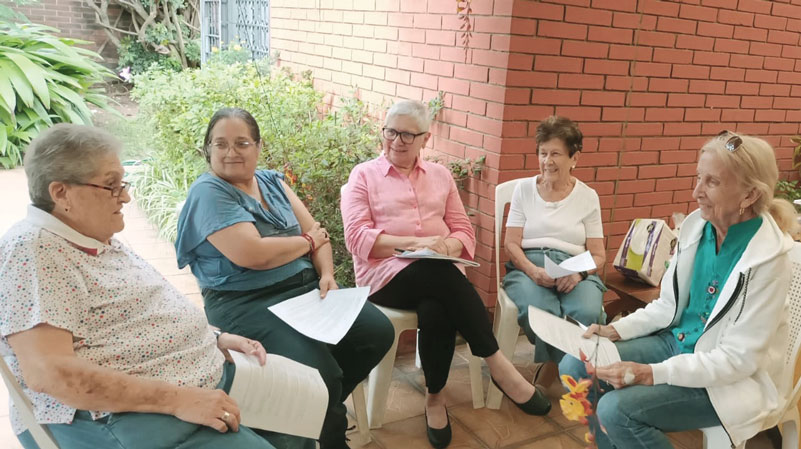 Castañeda meets with Maryknoll Sisters Silvia Pacheco and Mary Lou Daoust (far left, far right) and Affiliates Claudia Samayoa and Rosa María de León (left, right) in Guatemala City. (Courtesy of Rosa Beatriz Castañeda de Larios/Guatemala)