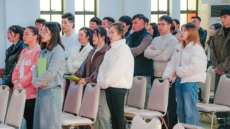 Young parishioners, mostly migrants and immigrants, attend Mass celebrated by Maryknoll Father Lo Xuan Dam at the Catholic church in Toyama, a city in Japan. (Adam Mitchell/Japan)