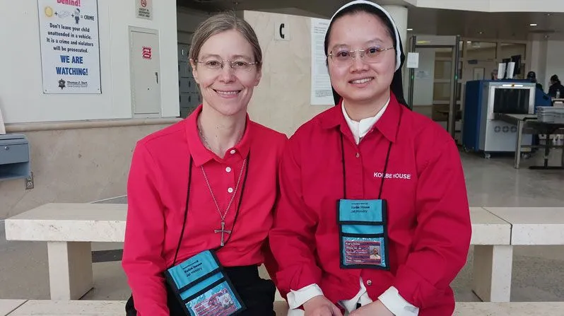Sister Shideler and Dominican Sister Tien Mai lead centering prayer at Cook County Jail as part of the Archdiocese of Chicago’s prison ministry. (Catherine Luchins/U.S.)