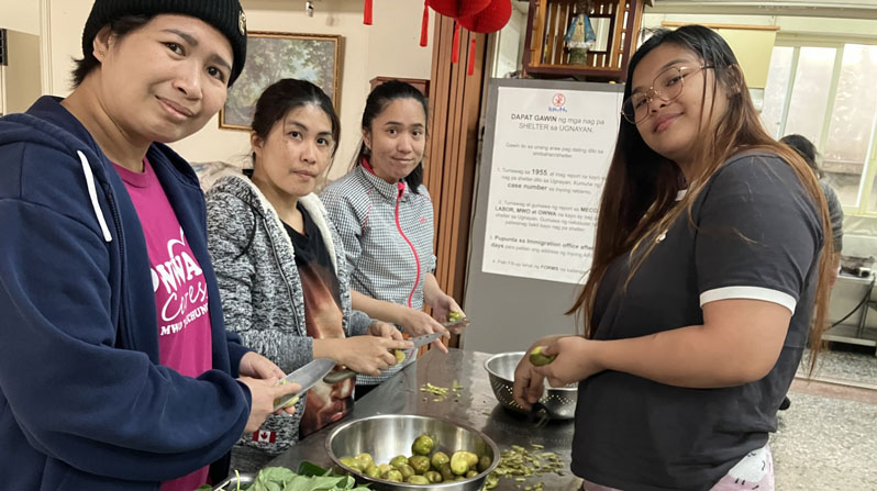 At the Maryknoll shelter for migrant workers, named Ugnayan (a Filipino word for “connection”), residents and volunteers carry out household tasks together such as preparing meals. (Paul Jeffrey/Taiwan)