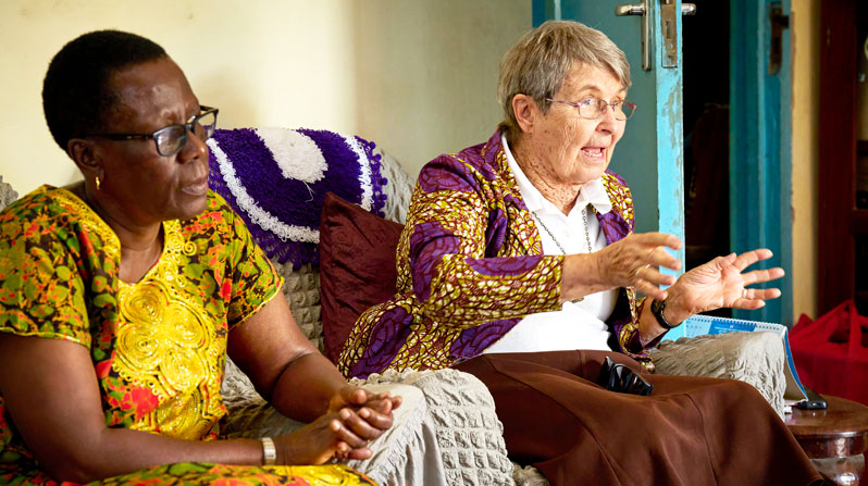 Maryknoll Sister Janet Srebalus (speaking) meets with members of the Mwanza, Tanzania, chapter of the Maryknoll Affiliates. Beside her is Patricia Rutahigwa, who serves on the international Maryknoll Affiliates board of directors. (Paul Jeffrey/Tanzania)