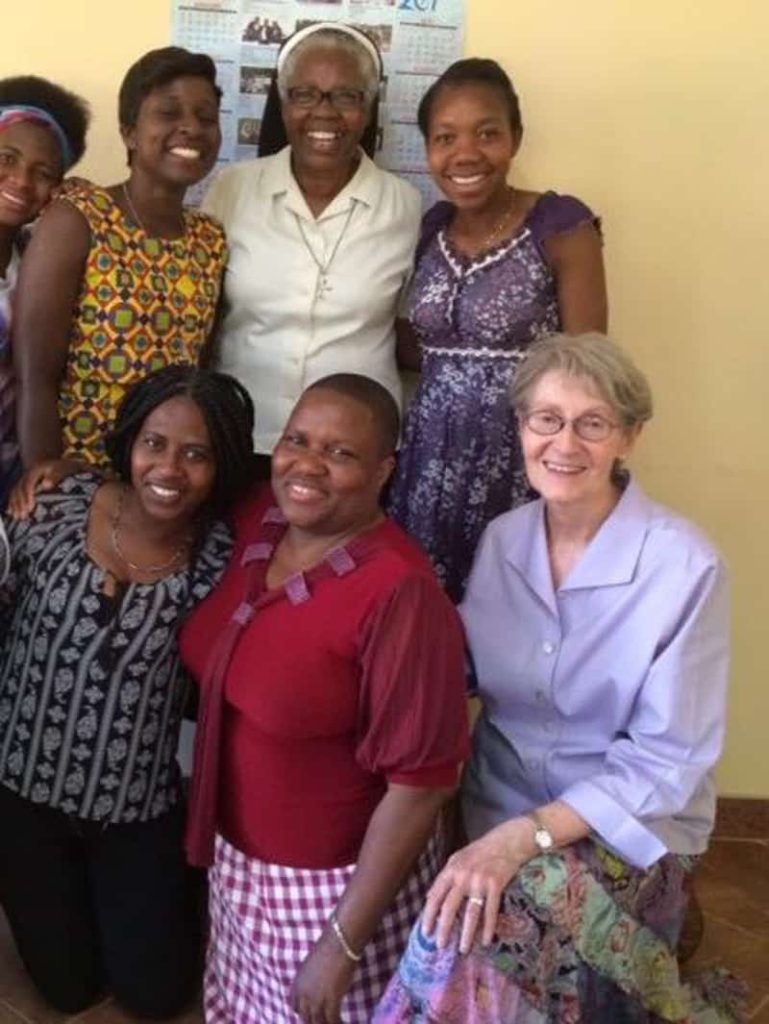Sobrevivientes de la trata de personas posan con la hermana Maryknoll Janice McLaughlin (sentada, derecha), Dadirai Chikwekwete (blusa roja) y la hermana dominicana Tendai Makonese (blusa blanca), directora de Lifelines, una productora de medios, durante la grabación dirigió un video corto sobre la trata de personas que se encuentra en la página web de AFCAST. (Cortesía de AFCAST/Zimbabwe)
