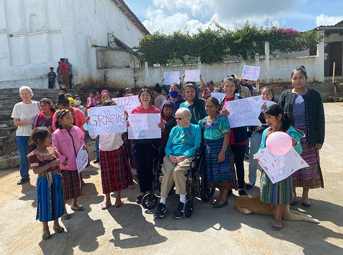 La fiesta de despedida de la Hermana Helen (centro) reunió a vecinos y familias de los estudiantes que ella ha apoyado, quienes se reunieron en la Iglesia de San Sebastián para desearle una cariñosa despedida. (Valentina Castro/Guatemala)