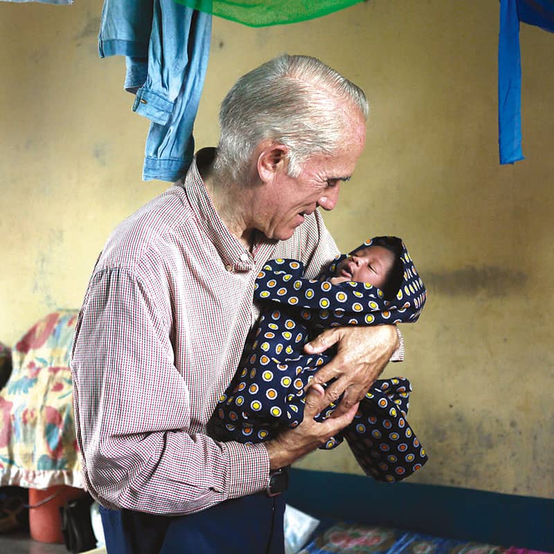 El Padre Maryknoll Mike Bassano sirvió en Hogar de Compasión en el pueblo de Kigera, cerca de Musoma, Tanzania. (Sean Sprague/Tanzania)