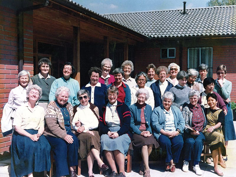 El grupo regional de Chile de las Hermanas Maryknoll aquí reunidas en octubre de 1988. La Hermana Maryknoll Linda Donovan se encuentra en la parte de atrás a la derecha. (Archivos de la Misión Maryknoll/Chile)
