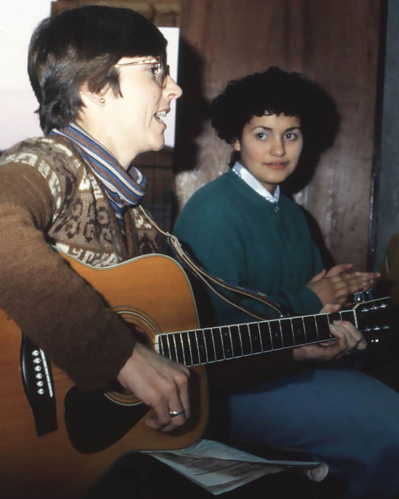 La Hermana Linda Donovan impartiendo clases de guitarra a jóvenes vulnerables en el barrio de La Bandera en Santiago, Chile. Ella aprendió a tocar y a cantar de oido por cuenta propia. (Shirley King/Chile)