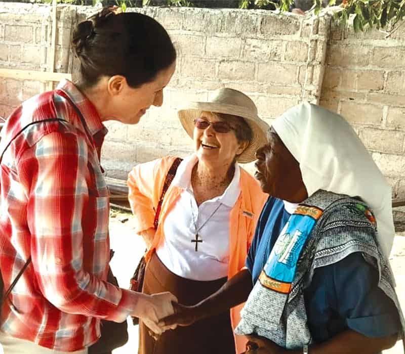Erin Rickwa (izq.) habla con la Hermana Maryknoll Janet Srebalus y con la Hermana Margaret John Masalu. (Cortesía de Erin Rickwa/Tanzania)