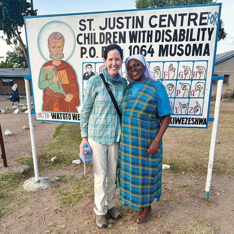 Erin Rickwa posa con la Hermana Regina Linda John. (Cortesía de Erin Rickwa/Tanzania)