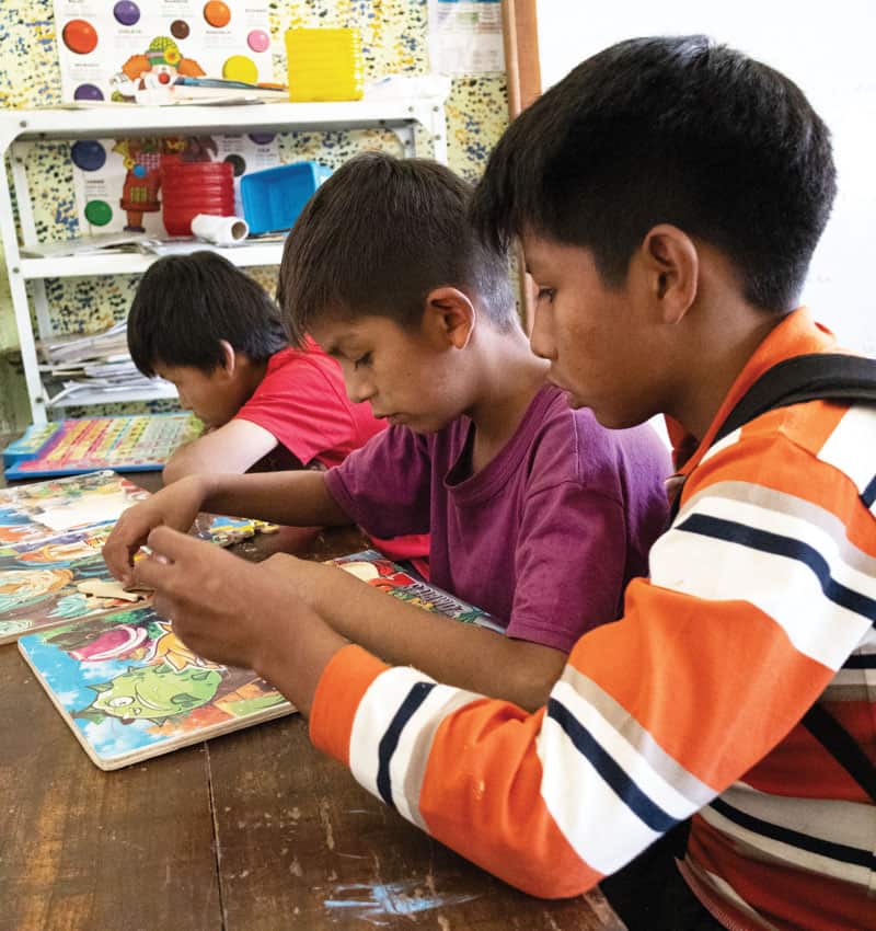 Después del almuerzo los niños hacen tareas y se distraen con juegos de mesa educativos. El Hermano Bruener ha donado la gran mayoría de estos juegos para estimular a los niños. (Adam Mitchell/Bolivia)