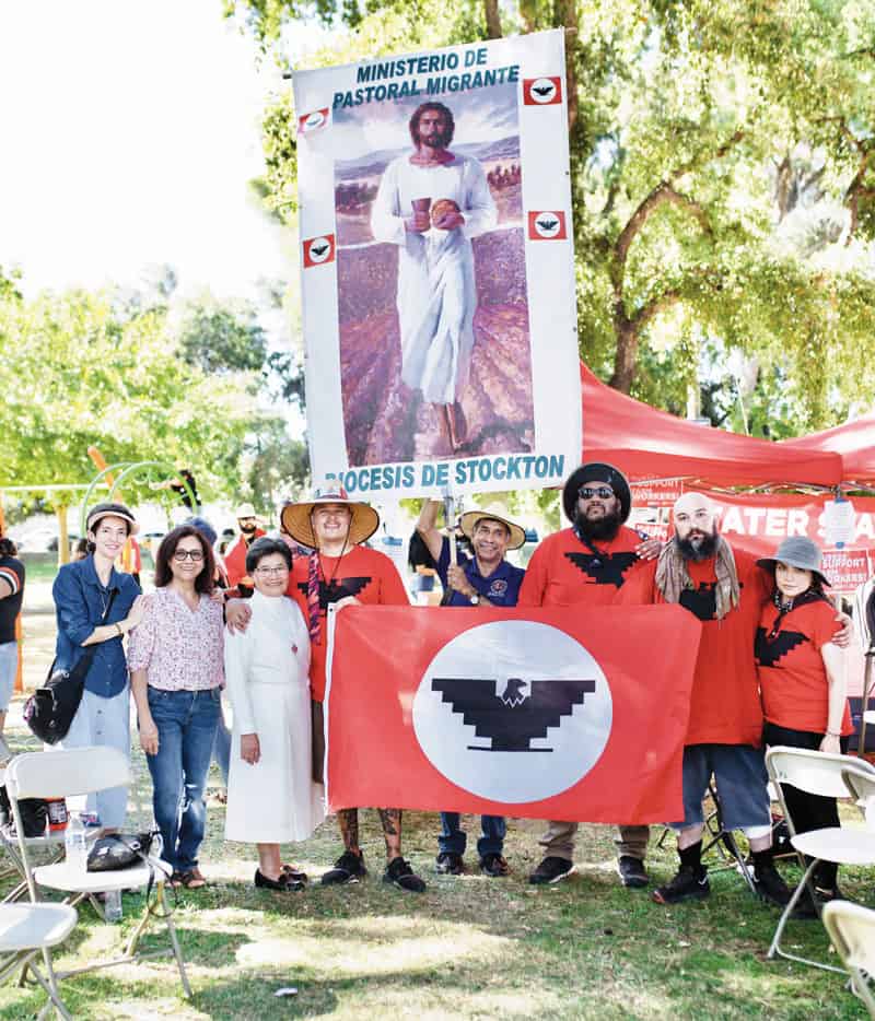 José López (al centro, con polo azul) se unió a una marcha organizada por la Unión de Agricultores César Chávez. Participantes caminaron cinco días desde Delano a Sacramento, California. (Raúl Guillén/EE.UU.)
