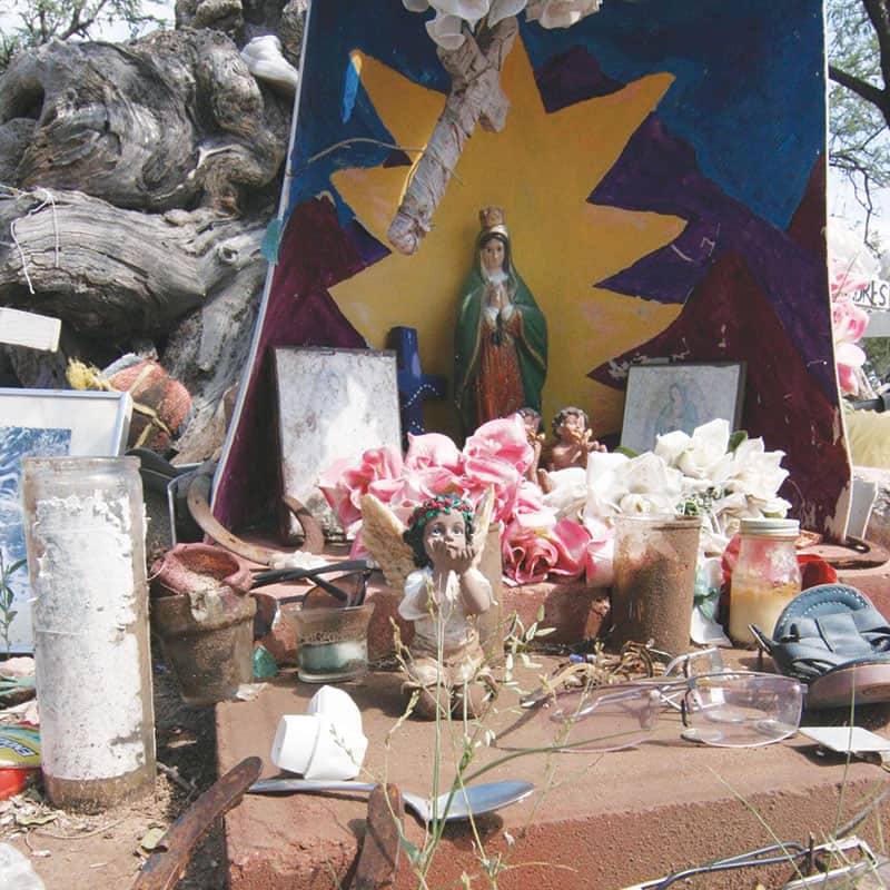 Los voluntarios de No Más Muertes crearon este santuario a Nuestra Señora de Guadalupe con artículos que los migrantes dejaron en el desierto de Sonora en Arizona a principios de septiembre. No Más Muertes es un grupo humanitario que patrulla el desierto en busca de inmigrantes ilegales abandonados por contrabandistas. (CNS/J.D. Long-Garcia, Catholic Sun/EE.UU.)