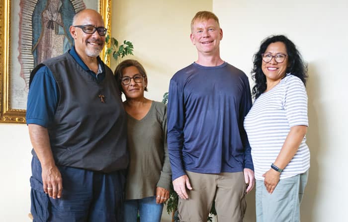 De izquierda a derecha: Víctor Artaiz, Rosse Mary Miranda, el Padre Maryknoll Gregory McPhee y Mabel Ramírez organizaron una reunión para conversar sobre su ministerio de Los Molinos en el centro y residencia Maryknoll en la ciudad de Cochabamba, Bolivia. (Adam Mitchell/Bolivia)