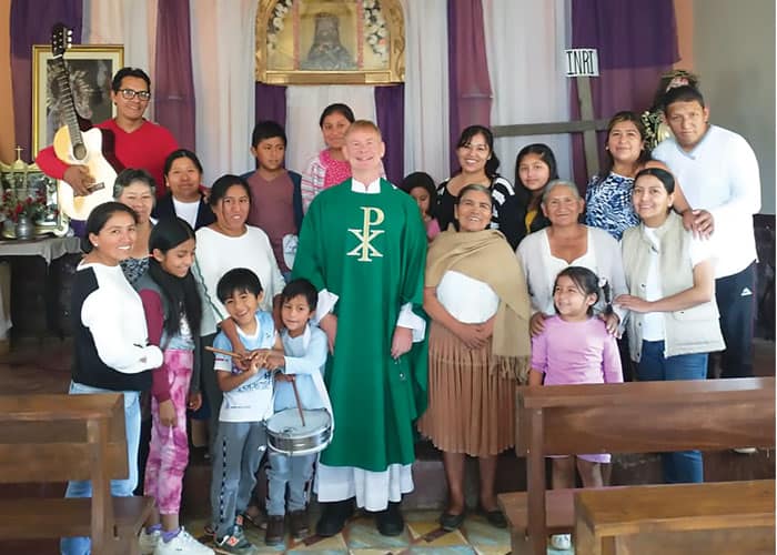 El Padre Maryknoll Gregory McPhee celebra con alegría la Misa y los sacramentos en Los Molinos, una pequeña aldea en el municipio de Tiquipaya, donde él y un equipo pastoral de voluntarios están formando una comunidad eclesial. (Cortesía de Gregory McPhee/Bolivia)