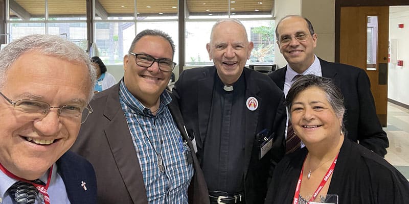 De izq. a dcha.: Arturo, el diácono Eddy Valbuena, el Padre Rafael Dávila, Alejandro Aguilera-Titus, director asistente del Ministerio Hispano, y Esperanza asisten a la Conferencia Anual de los Ministerios Hispanos. (Arturo y Esperanza Monterrubio/Texas)