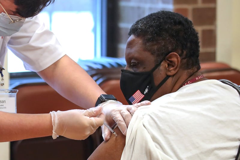 Un profesional de la salud de Walgreens administra una dosis de la vacuna Pfizer-BioNTec COVID-19 en Evanston, Illinois, el 22 de febrero de 2021 (CNS/Kamil Krzaczynski, Reuters).