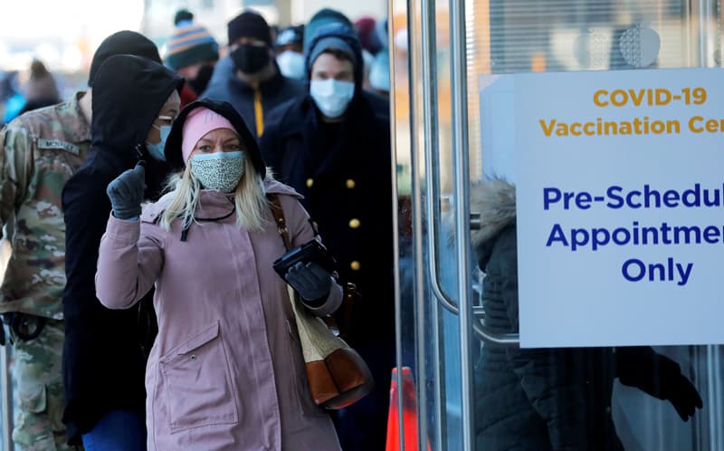 Un grupo de personas en la ciudad de Nueva York ingresan al Centro de Convenciones Jacob K. Javits el 2 de marzo de 2021 para recibir una vacuna COVID-19. (CNS/Mike Segar, Reuters)