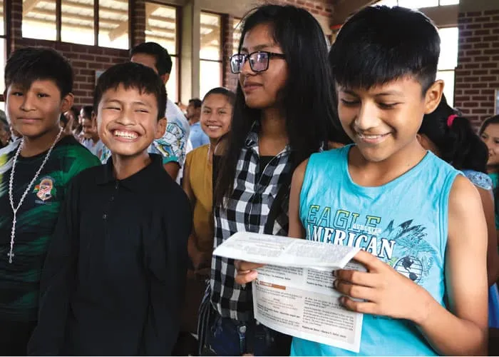 Jóvenes feligreses de la Santísima Trinidad siguen las lecturas dominicales. Como gran parte de la Amazonía, esta comunidad del TIPNIS carece de trabajadores pastorales de la zona. (Adam Mitchell/Bolivia)