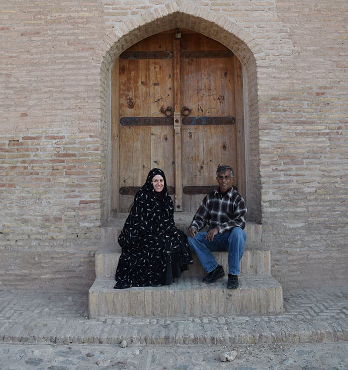 Kirstin y Merwyn De Mello sentados en la entrada de una antigua mezquita en Herat, la tercera ciudad más grande de Afganistán y un sitio histórico que alguna vez fue parte de la Ruta de la Seda entre el Medio Oriente y Asia Central. (Cortesía de Merwyn De Mello/Afganistán)
