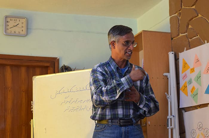 Merwyn De Mello facilita una sesión de enseñanza-aprendizaje en Kabul, Afganistán. De Mello trabajó en Afganistán en un proyecto de consolidación de la paz con su esposa, Kirstin. (Cortesía de Merwyn De Mello/Afganistán)