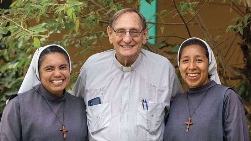 Las Hermanas Franciscanas Misioneras de Jesús Estrella Sibrián (izq.) y María Pedrina Popol Chapén (dcha.) sirven con el Padre Senger (centro) en las 20 comunidades remotas de la parroquia. (Octavio Durán, OFM/Guatemala)